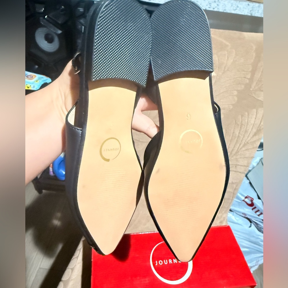 Journee Collection Black Pointed Slingback Flats - Picture 7 of 7